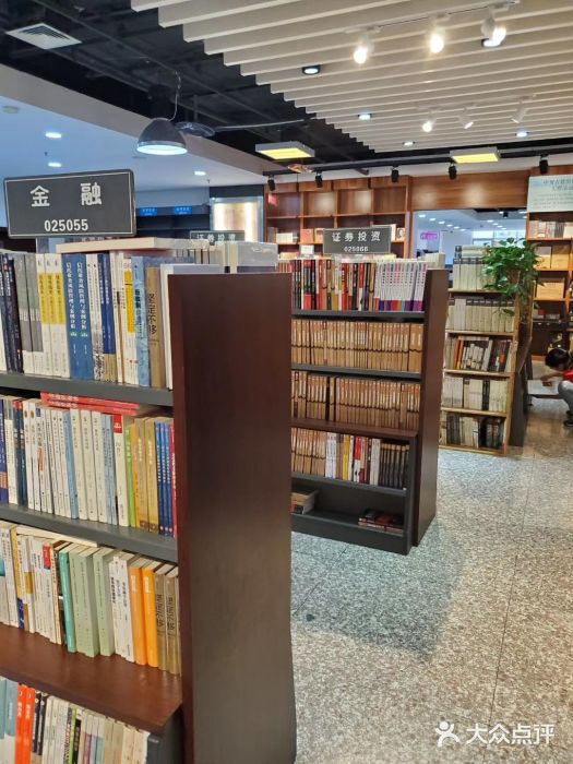 “中原图书大厦在郑州市是一家比较大的图书城.”-中原图书大厦-郑州购物